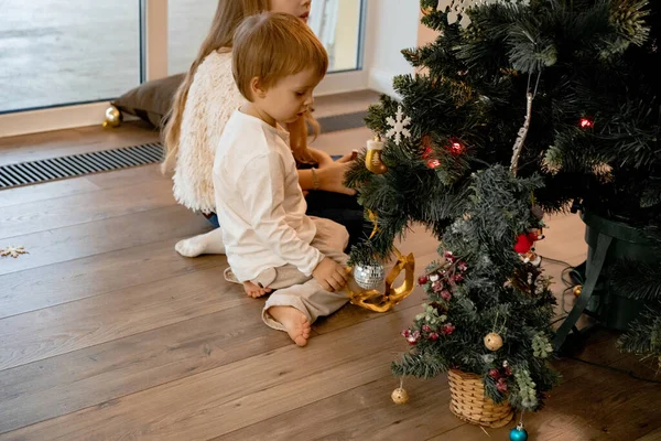 Mamá Los Niños Decoran Árbol Navidad Con Guirnaldas Juguetes Familia —  Fotos de Stock