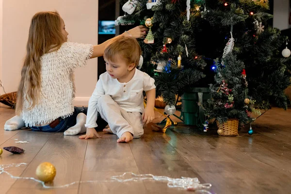 Mãe Crianças Decorar Árvore Natal Com Guirlandas Brinquedos Família Decora — Fotografia de Stock