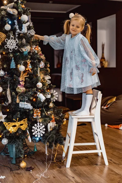 Uma Menina Decora Uma Árvore Natal Com Guirlandas Brinquedos Crianças — Fotografia de Stock