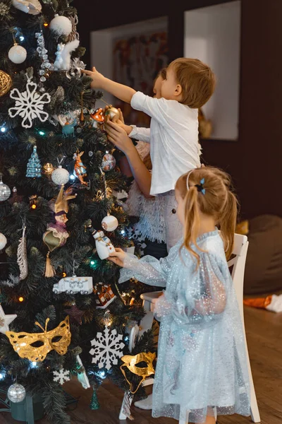 Anak Anak Menghias Pohon Natal Kakak Dan Adik Menghias Rumah — Stok Foto