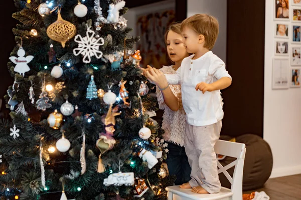 Crianças Decoram Árvore Natal Irmão Irmã Decorar Casa Para Férias — Fotografia de Stock