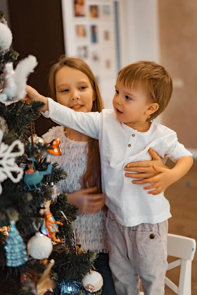 Crianças Decoram Árvore Natal Irmão Irmã Decorar Casa Para Férias — Fotografia de Stock