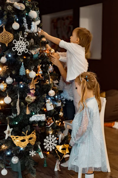 Çocuklar Noel Ağacını Süsler Erkek Kız Kardeşler Tatil Için Evi — Stok fotoğraf