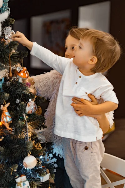 Crianças Decoram Árvore Natal Irmão Irmã Decorar Casa Para Férias — Fotografia de Stock