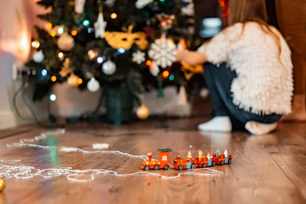 Ένα Κοριτσάκι Διακοσμεί Ένα Χριστουγεννιάτικο Δέντρο Γιρλάντες Και Παιχνίδια Παιδιά — Φωτογραφία Αρχείου