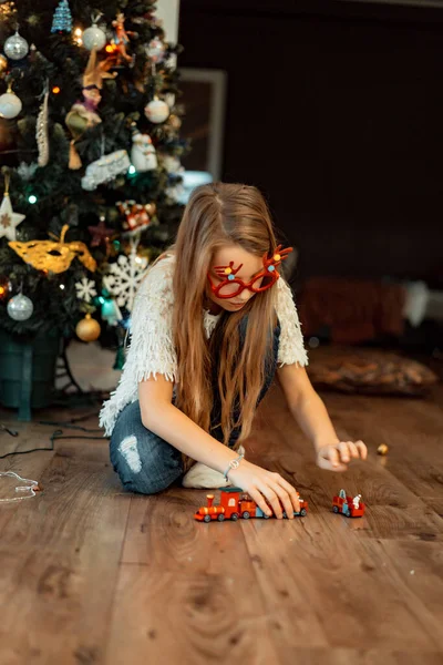 Tonårstjej Julgranens Bakgrund Julhelgen God Jul Och Gott Nytt Konceptet — Stockfoto