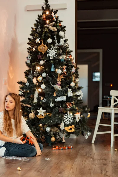 Dospívající Dívka Pozadí Vánočního Stromečku Vánoční Svátky Veselé Vánoce Šťastný — Stock fotografie