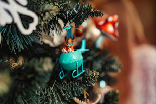 クリスマスツリーやボールに新年の装飾が施され — ストック写真