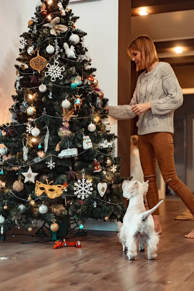 Uma Jovem Decora Uma Árvore Natal Com Guirlandas Brinquedos Preparando — Fotografia de Stock