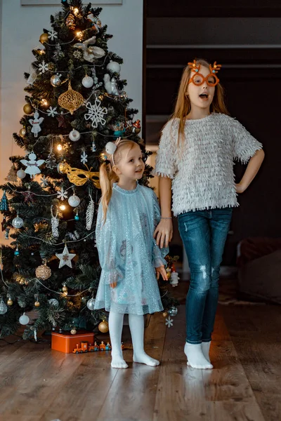 Feliz Crianças Irmãos Jogar Divertir Pela Árvore Natal — Fotografia de Stock