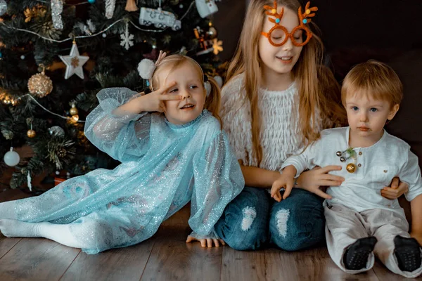 Niños Felices Hermanos Juegan Divierten Junto Árbol Navidad —  Fotos de Stock