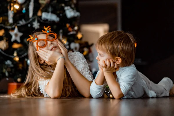 Gelukkige Kinderen Broers Zussen Spelen Veel Plezier Bij Kerstboom — Stockfoto