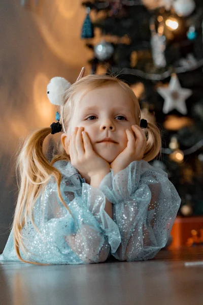 Menina Casa Perto Árvore Natal Infância Feliz — Fotografia de Stock