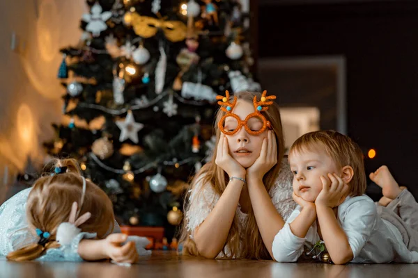 Niños Felices Hermanos Juegan Divierten Junto Árbol Navidad —  Fotos de Stock