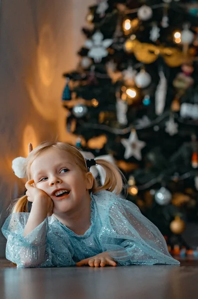 Menina Casa Perto Árvore Natal Infância Feliz — Fotografia de Stock