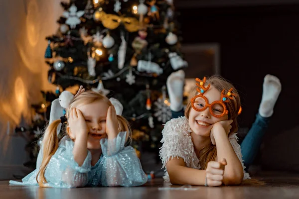 Heureux Enfants Frères Sœurs Jouent Amusent Près Sapin Noël — Photo