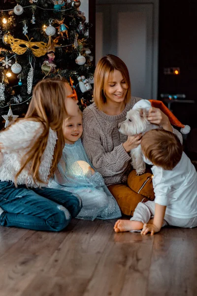 Família Feliz Divertindo Junto Árvore Natal Natal Férias Mãe Com — Fotografia de Stock