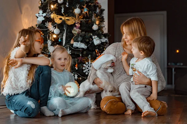 Χαρούμενη Οικογένεια Που Περνάει Καλά Στο Χριστουγεννιάτικο Δέντρο Χριστούγεννα Μαμά — Φωτογραφία Αρχείου