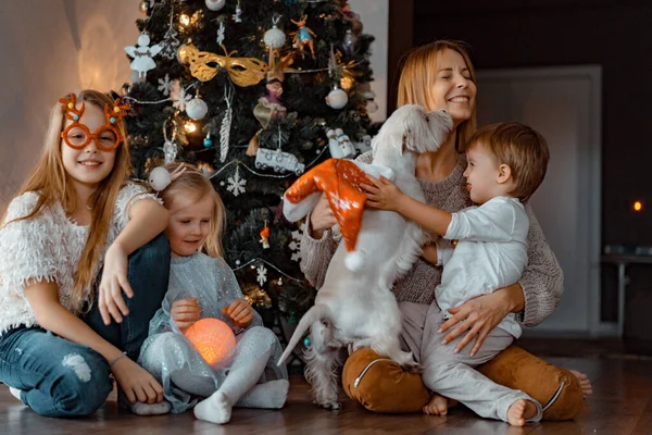 Gelukkige Familie Heeft Plezier Bij Kerstboom Kerstvakantie Mama Met Kinderen — Stockfoto