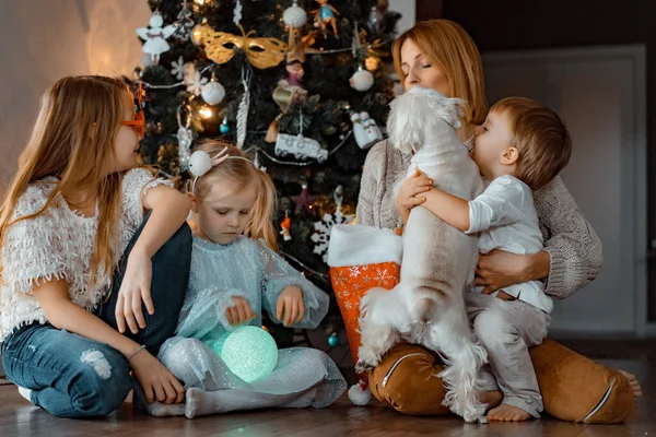 Gelukkige Familie Heeft Plezier Bij Kerstboom Kerstvakantie Mama Met Kinderen — Stockfoto