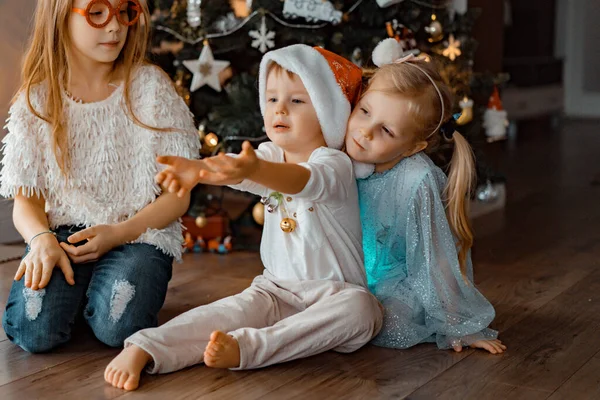 Szczęśliwe Dzieci Rodzeństwo Grać Bawić Się Przy Choince — Zdjęcie stockowe