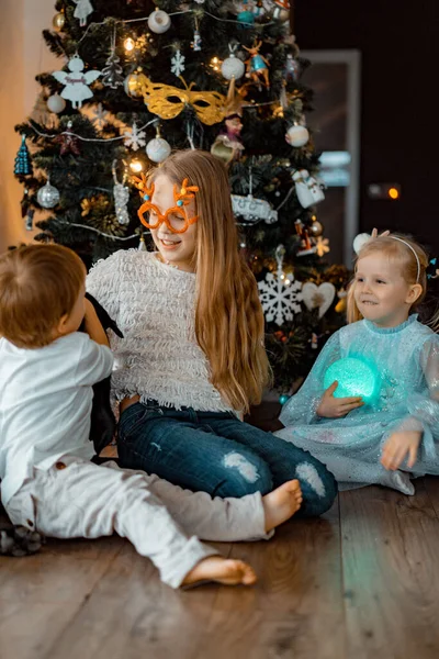 Mutlu Çocuklar Noel Ağacında Oynar Eğlenir — Stok fotoğraf