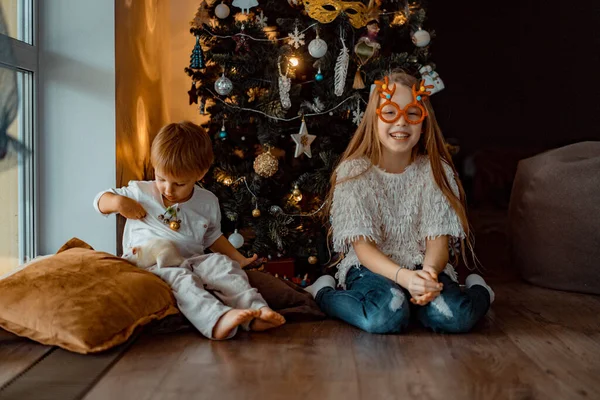 Gelukkige Kinderen Broers Zussen Spelen Veel Plezier Bij Kerstboom — Stockfoto