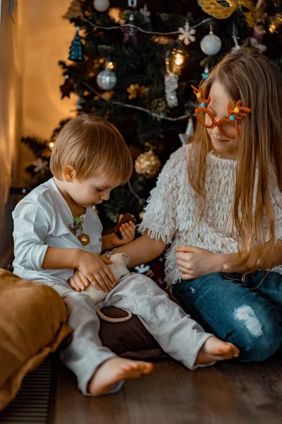 Heureux Enfants Frères Sœurs Jouent Amusent Près Sapin Noël — Photo