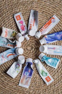 Diş macunu tüpleri. Farklı marka diş macunları..