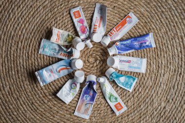 Diş macunu tüpleri. Farklı marka diş macunları..