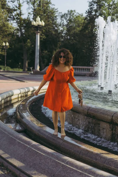 Uma Mulher Bonita Com Cabelo Escuro Encaracolado Vestido Vermelho Caminha — Fotografia de Stock