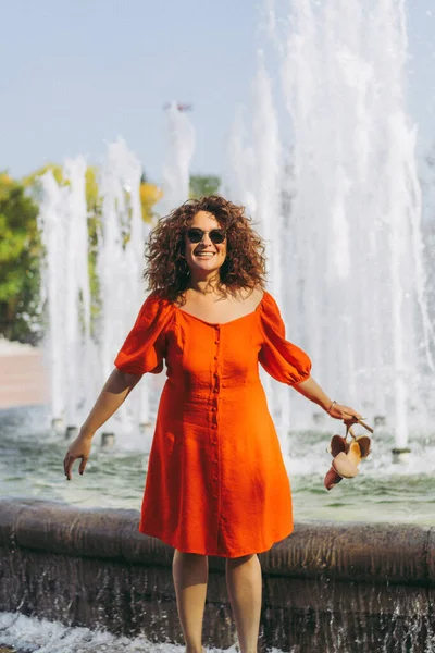 Uma Mulher Bonita Com Cabelo Escuro Encaracolado Vestido Vermelho Caminha — Fotografia de Stock