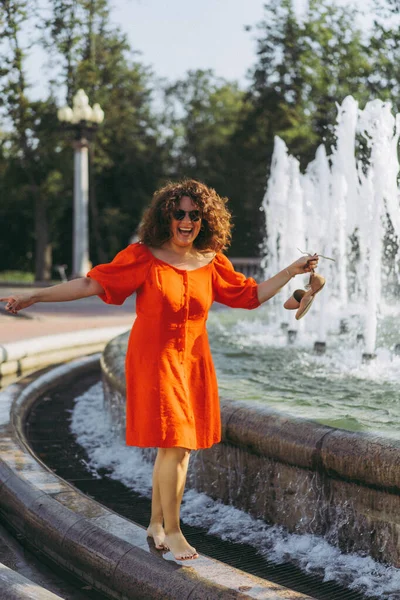 Une Belle Femme Aux Cheveux Noirs Bouclés Dans Une Robe — Photo