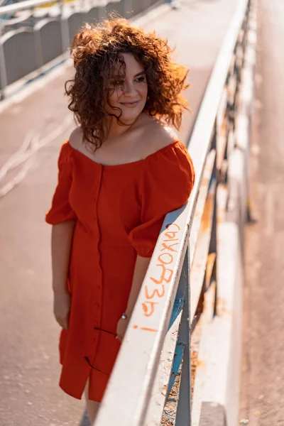 Una Hermosa Mujer Con Pelo Oscuro Rizado Vestido Rojo Pasea — Foto de Stock