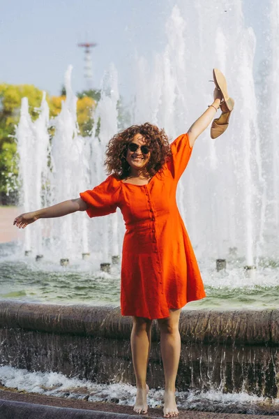 Une Belle Femme Aux Cheveux Noirs Bouclés Dans Une Robe — Photo