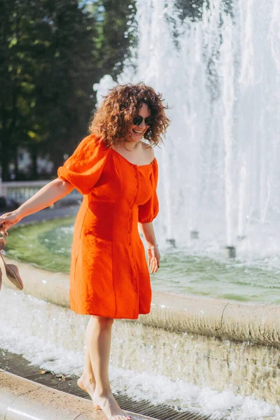 Uma Mulher Bonita Com Cabelo Escuro Encaracolado Vestido Vermelho Caminha — Fotografia de Stock