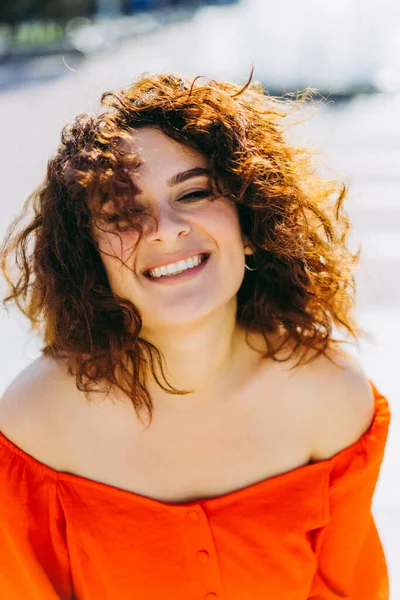 Retrato Una Hermosa Mujer Con Pelo Rizado Oscuro Vestido Rojo —  Fotos de Stock