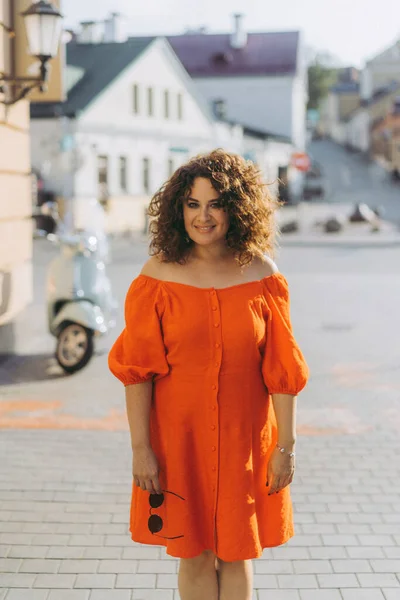 Beautiful Woman Curly Dark Hair Red Dress Walks City Rhythm — Stock Photo, Image