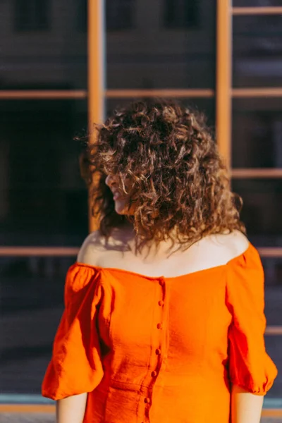 Retrato Una Hermosa Mujer Con Pelo Rizado Oscuro Vestido Rojo — Foto de Stock