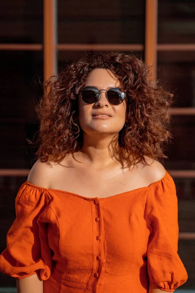 Mulher Linda Vestido Vermelho Óculos Sol Retrato Fora — Fotografia de Stock