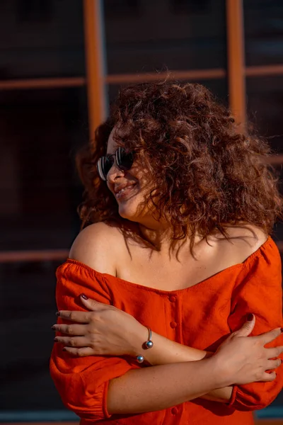 Frau Rotem Kleid Und Sonnenbrille Außenporträt — Stockfoto