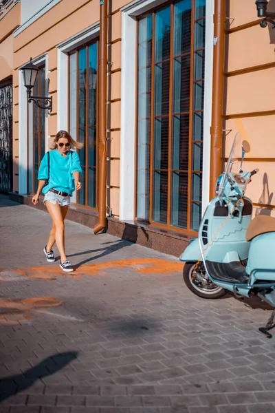 Ung Vacker Kvinna Gatan — Stockfoto