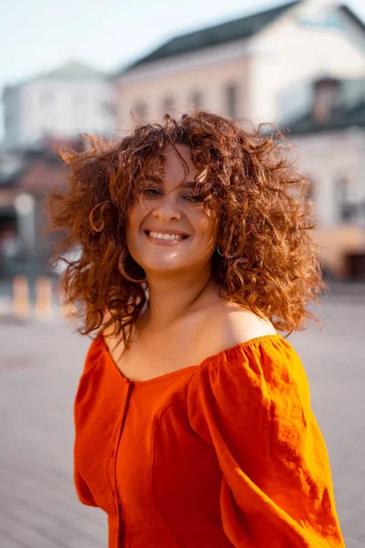 Una Hermosa Mujer Con Vestido Rojo Camina Por Ciudad Día —  Fotos de Stock