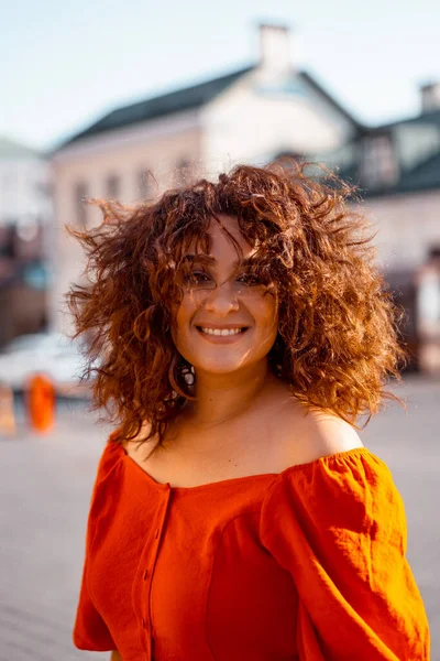 Una Bella Donna Abito Rosso Passeggia Città Una Giornata Autunnale — Foto Stock