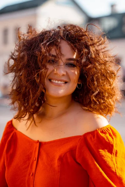 Una Hermosa Mujer Con Vestido Rojo Camina Por Ciudad Día —  Fotos de Stock