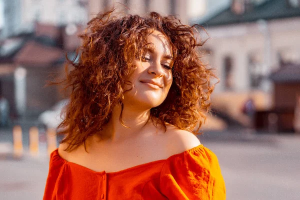 Uma Mulher Bonita Vestido Vermelho Anda Pela Cidade Dia Outono — Fotografia de Stock