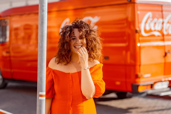 Una Hermosa Mujer Con Vestido Rojo Camina Por Ciudad Día — Foto de Stock