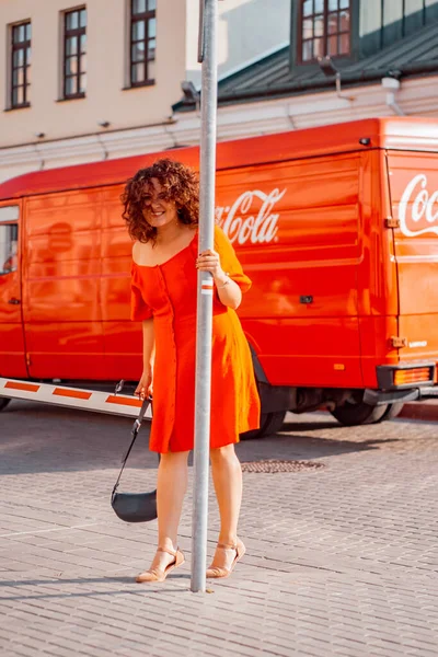 Uma Mulher Bonita Vestido Vermelho Anda Pela Cidade Dia Outono — Fotografia de Stock