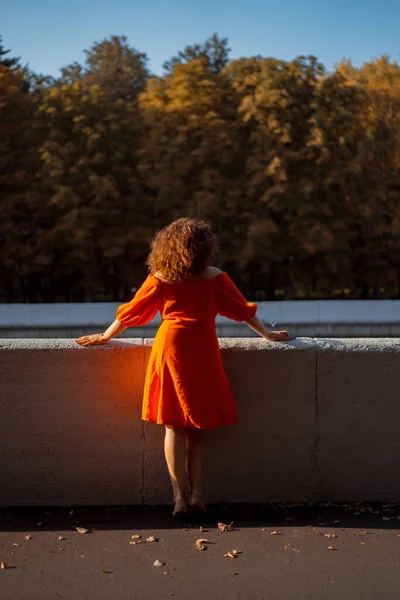 Eine Schöne Frau Mit Lockigen Dunklen Haaren Roten Kleid Geht — Stockfoto