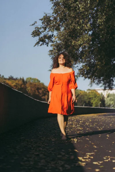 Une Belle Femme Aux Cheveux Foncés Frisés Dans Une Robe — Photo